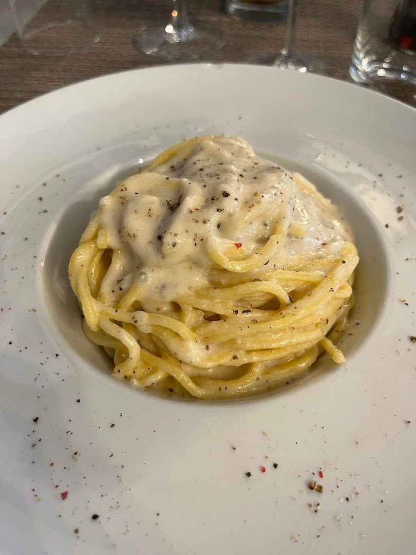 Piatto fondo di cacio e pepe, spaghetti alla chitarra con crema di pecorino e pepe macinato.